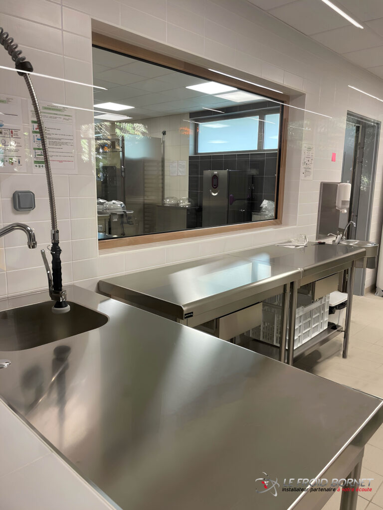 Inox - Table de déboitage et table centrale inox au Groupe scolaire Jacques Brel